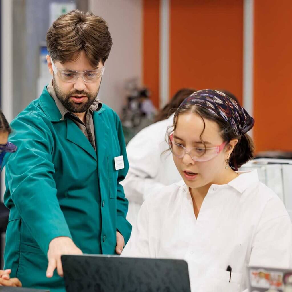jana gaskin and a professor look at a laptop screen together